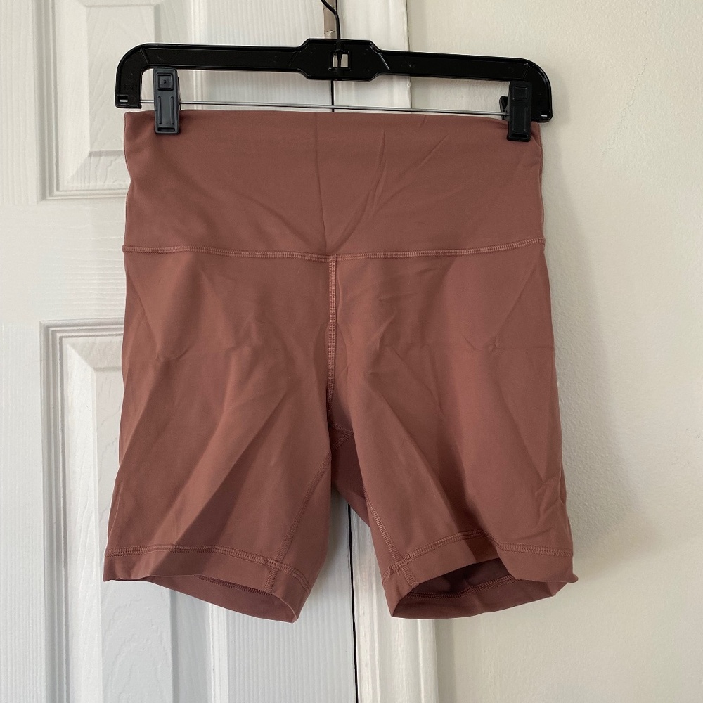 Lululemon Wunder Train High Rise 6” inseam Size 8